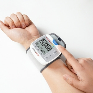 하트첵 자동 전자혈압계 HL158RA 손목형 가정용 혈압측정기 휴대용 심박수측정기